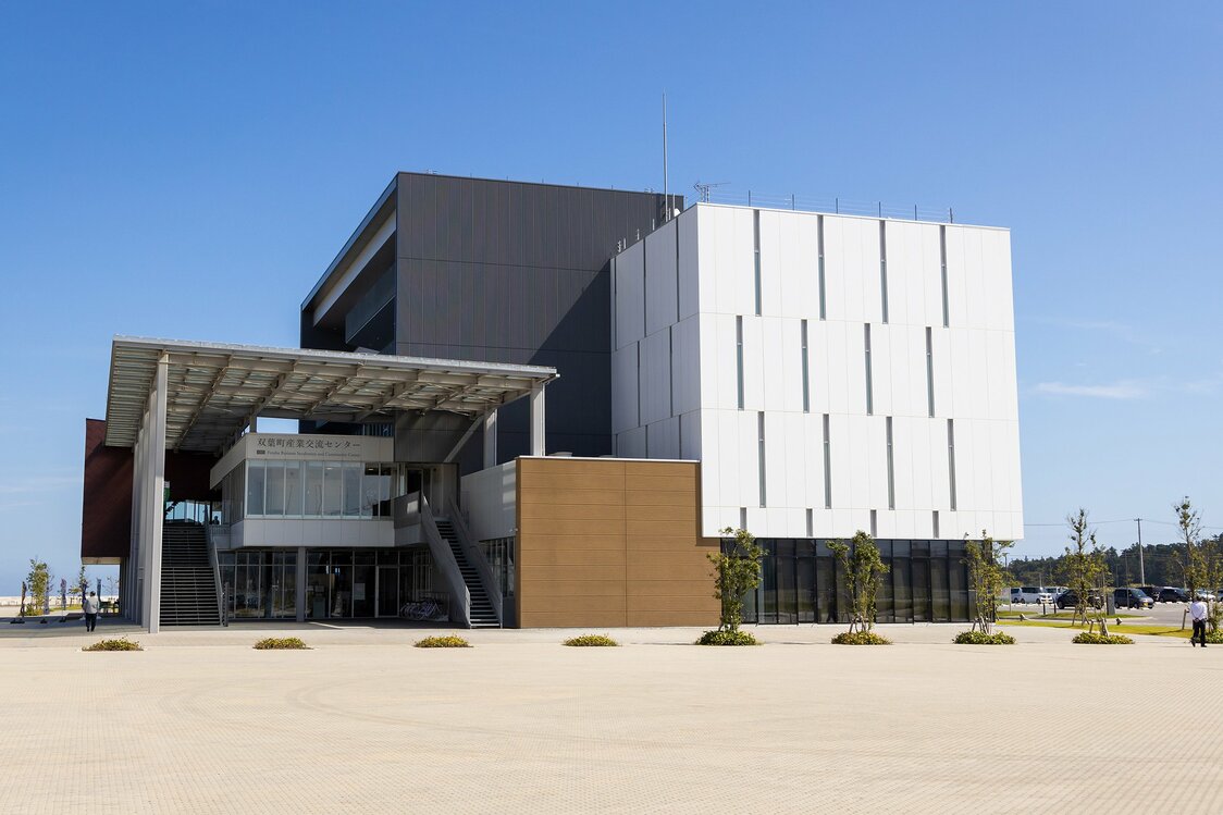 F-BICC hosts revitalization-related corporate tenants like Tokyo Electric Power Company’s Fukushima Revitalization Headquarters. It also has conference rooms suitable for symposia or workshops, a coworking space, and restaurants.