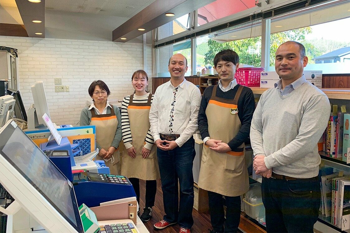 レジカウンターにて。向かって右端は弟の佐藤日出夫さん。スタッフはアルバイトを合わせ15人