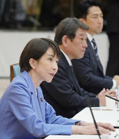 日本首相高市早苗(前方)4月27日在「從綜合國力思考安全保障專家會議」首次會議上發言。攝於首相官邸