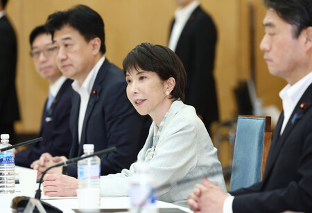 日本首相高市早苗（中央）出席強化情報功能專家會議並發言。28日下午攝於首相官邸