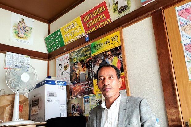日本に住んで25年というアベベさん。協会名の「アデイアベバ」とは、エチオピアで親しい人に贈る花の名前だという 写真=熊崎敬