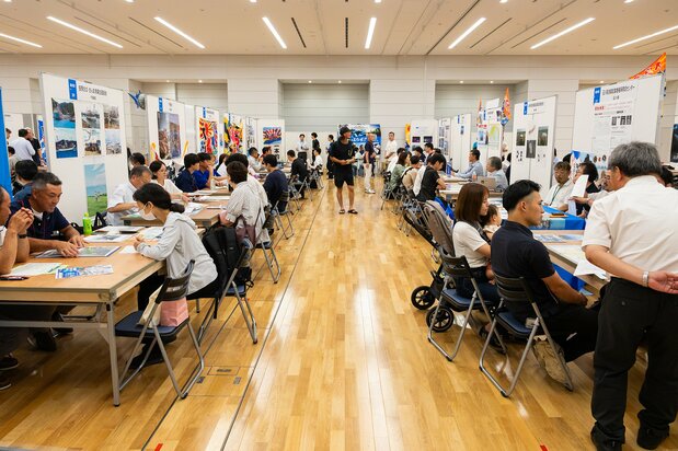 El animado evento de búsqueda de empleo en la industria pesquera. (© nippon.com)