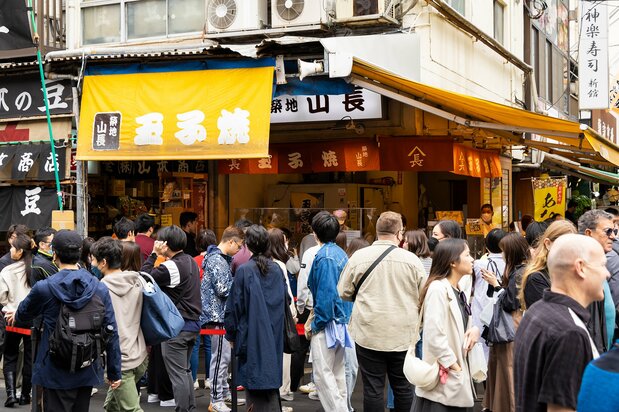 いつでも長蛇の列の山長だが、職人が玉子焼きを作る姿を眺められるので、あっという間に順番が来る