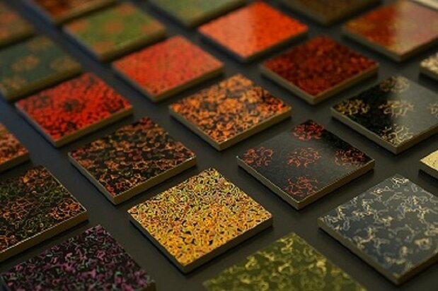 Laca Tsugaru tradicional de la prefectura de Aomori. Para crearla se aplican varias capas de laca de colores, y por medio de un proceso de limado se logran hermosos motivos. (© 2023 Comité de producción de Baka nuri no musume)