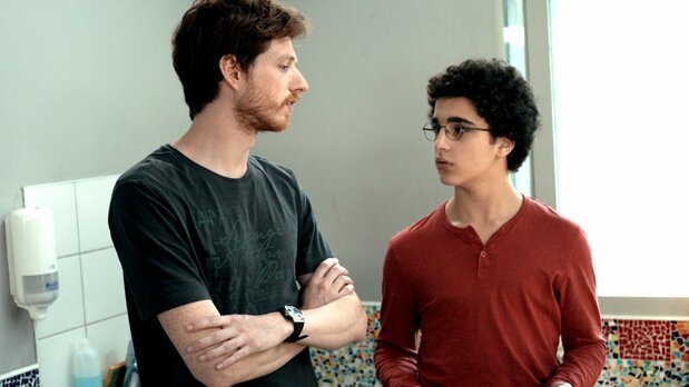 少年院でアメッドを見守る教育官たちの温かさに触れる ©Les Films Du Fleuve – Archipel 35 – France 2 Cinéma – Proximus – RTBF