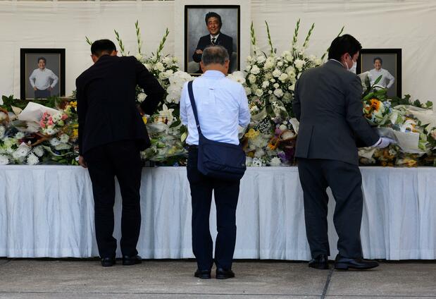 故・安倍晋三元首相の一周忌に参列した人々=7月8日、東京・増上寺で(ロイター)