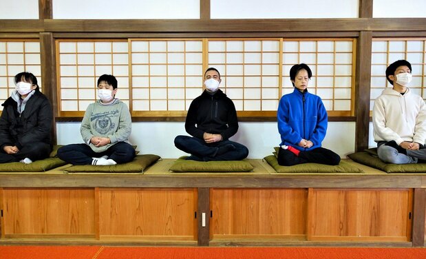 右足を左ももに、左足を右ももに乗せるのが基本。難しい場合は正座でもいい