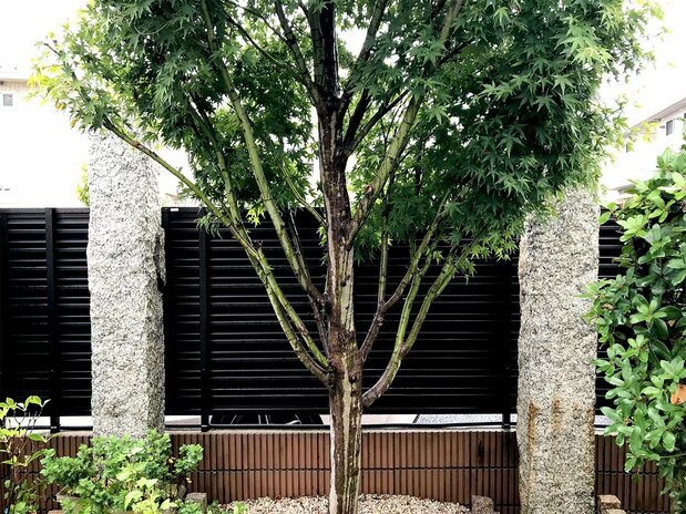 瀧山家の庭の一画のある石の支柱。瀧山に関係した現存する唯一の「遺構」といえる。かつてこの奥にあった平屋に瀧山は住んでいた。