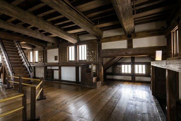 The interior of the ōtenshu was constructed for defense, including windows and raised platforms for dropping stones on assailants. The donjon’s different floors were connected by steep stairways.