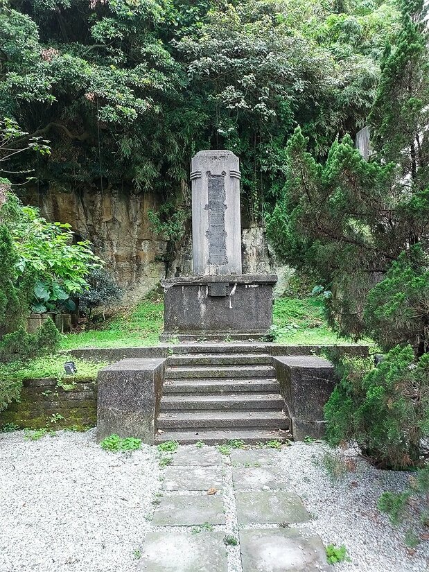 北白川宮能久親王が滞在したことを記念した碑。字は削り取られて見えない