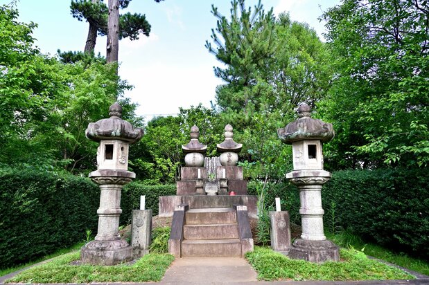 洗足池のほとりにある勝海舟夫妻の墓。かつては池越しに富士山が望めた場所だという