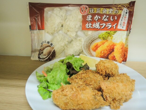 Les « Tsukiji shainshokudô no ookina makanai kakifurai » ; moins de chapelure, plus d’huître (photo fournie par l’auteur).