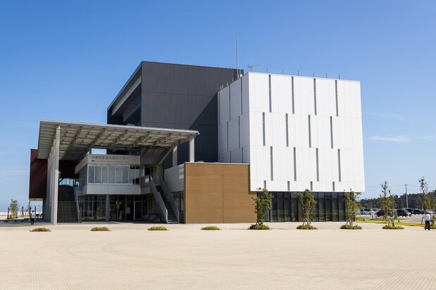 Le F-BICC regroupe des entreprises locataires qui travaillent à la reconstruction, tel que le QG pour la revitalisation de Fukushima de Tokyo Electric Power (TEPCO). Le site propose aussi des salles de conférence disponibles pour des symposiums et des ateliers, un espace de co-working, et plusieurs restaurants.