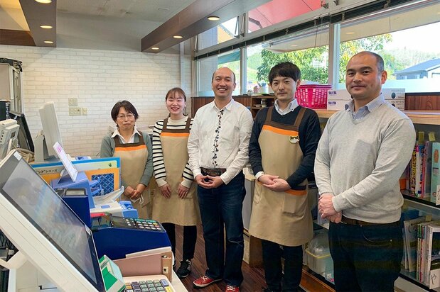 レジカウンターにて、スタッフはアルバイトを合わせ15人