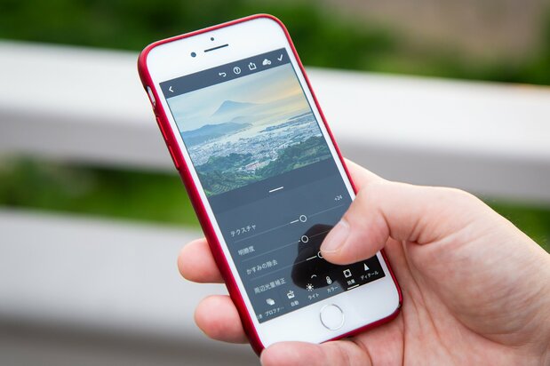 Hashimuki uses a smartphone app to retouch shots on the spot. A thoroughly modern-day photographer, he rarely uses a computer, generally relying on his phone to upload photos for printing or sending to publishers. (© Nippon.com)