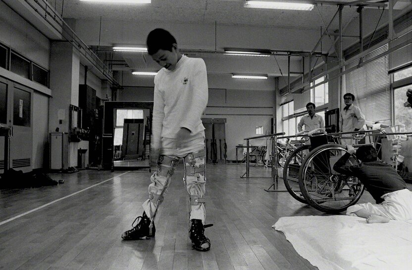 Nagai Isamu à l’âge de 14 ans. En partie paralysé depuis l’enfance, il a dû se soumettre à des séances quotidiennes de rééducation particulièrement éprouvantes. Mais les traitements se sont tous avérés sans effet. Passionné de photographie depuis son plus jeune âge, il a bénéficié des encouragements de William Eugen Smith qui lui a donné accès à son laboratoire pour qu’il puisse y développer ses propres photos. (Photo prise en 1973)