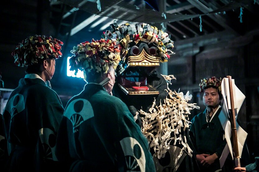 權現舞。祭奠五之宮皇子之靈的舞蹈。舞者高舉獅子頭,奮力起舞,同時由孩子搖動獅子的尾巴