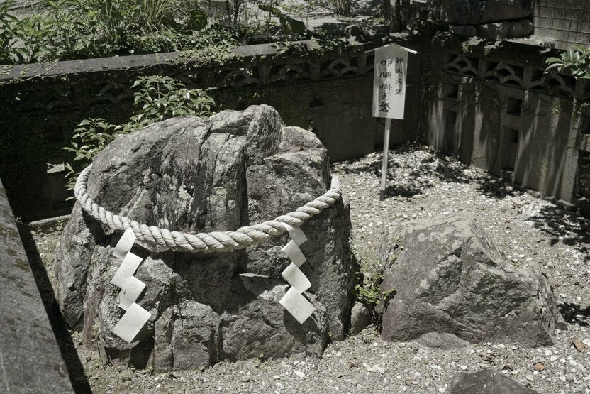 This sacred spot inside the shrine precincts is said to mark the spot place where Jinmu rested during preparations for his departure to the east. (© Ōsaka Hiroshi)