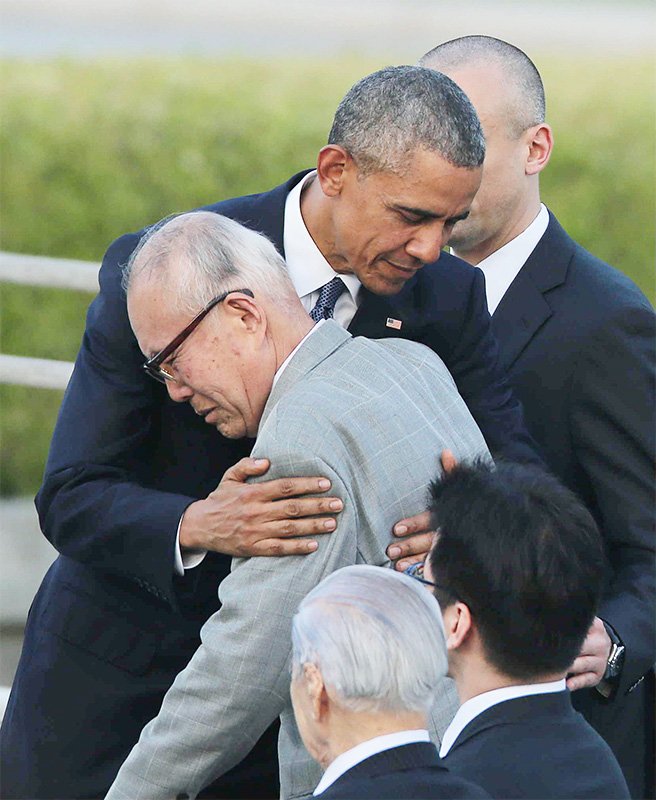 El presidente Obama y el hibakusha Mori Shigeaki se abrazaron tras intercambiar unas palabras, el 27 de mayo de 2016. (Jiji)