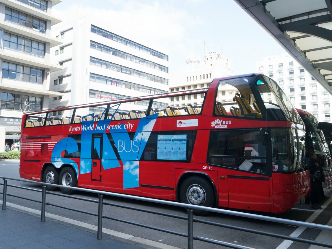 コースによっては、屋根が無い2階建てバス「SKY BUS KYOTO」に乗ることができる