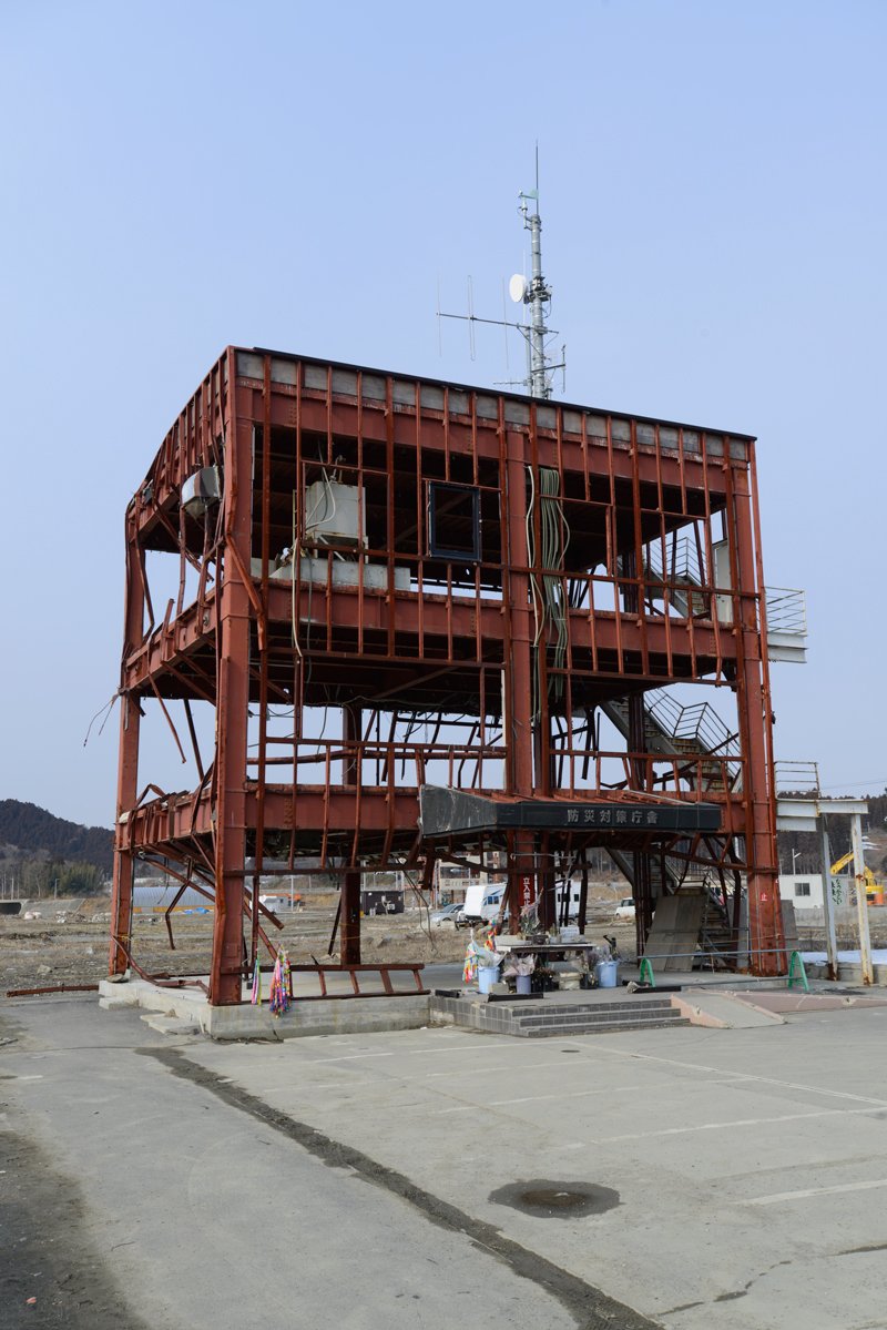 南三陸町役場「防災対策庁舎」。津波が建物を襲った際に屋上に避難した約30名の町職員のうち、生存者は10名のみだった。