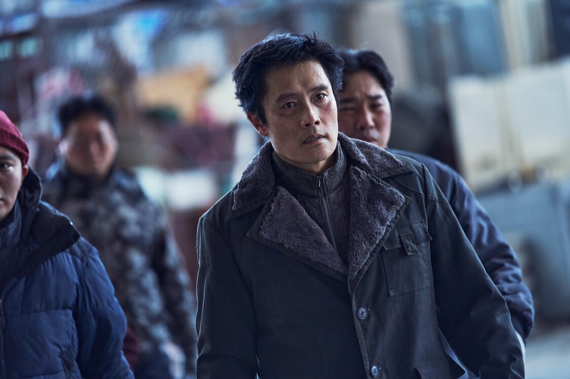 住人のカリスマ的リーダーとなるヨンタク。イ・ビョンホンの演技に驚嘆すべし　© 2023 LOTTE ENTERTAINMENT & CLIMAX STUDIO, INC. ALL RIGHTS RESERVED.