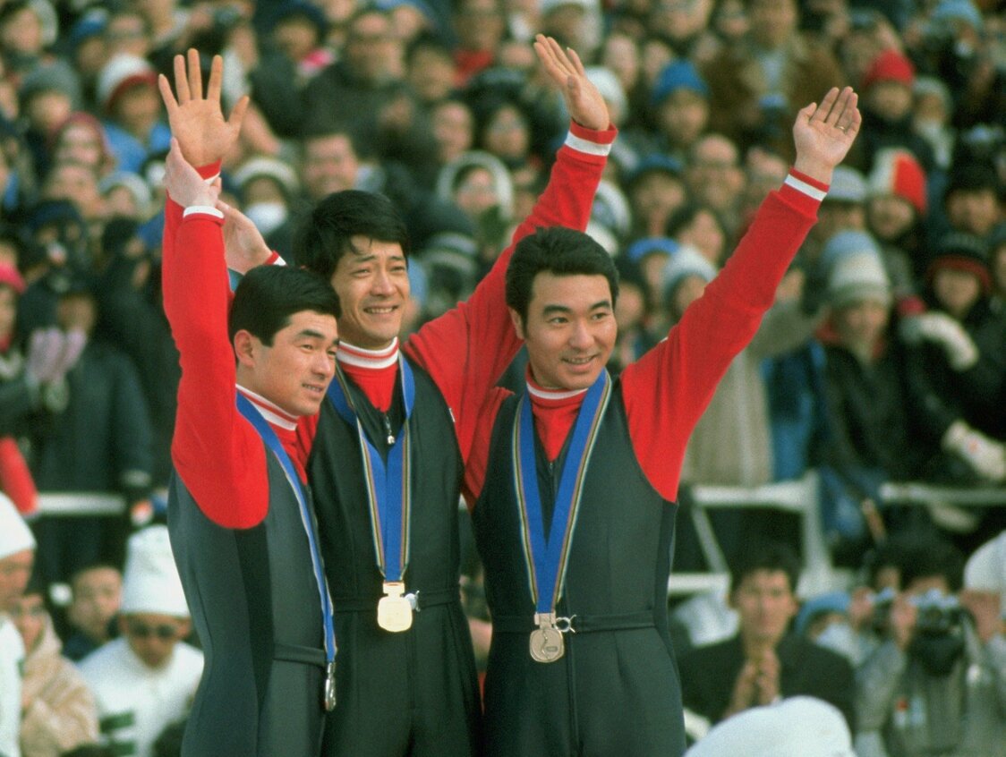 札幌五輪のスキージャンプ70メートル級で表彰台を独占した「日の丸飛行隊」。中央・笠谷幸生（金）、左・金野昭次（銀）、右・青地清二（同）（時事）