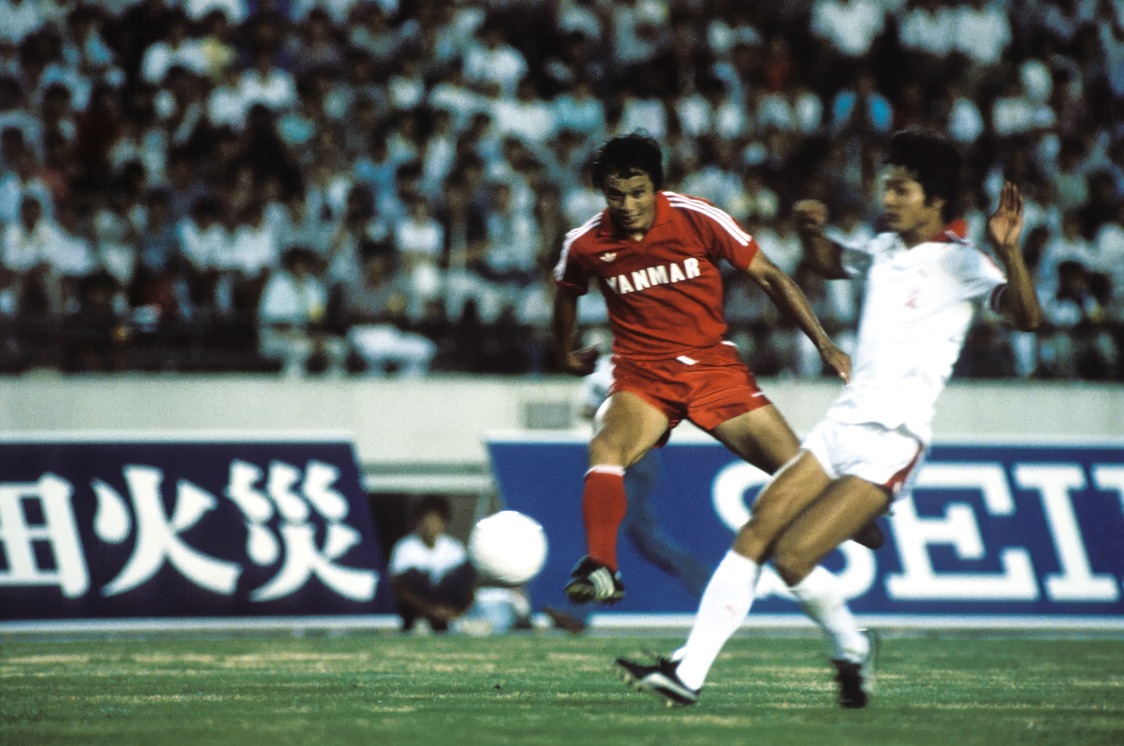Le joueur Kamamoto Kunishige des Yanmar lors d’un match commémoratif pour son départ à la retraite, le 25 août 1984 au Stade national de Tokyo. (Jiji)