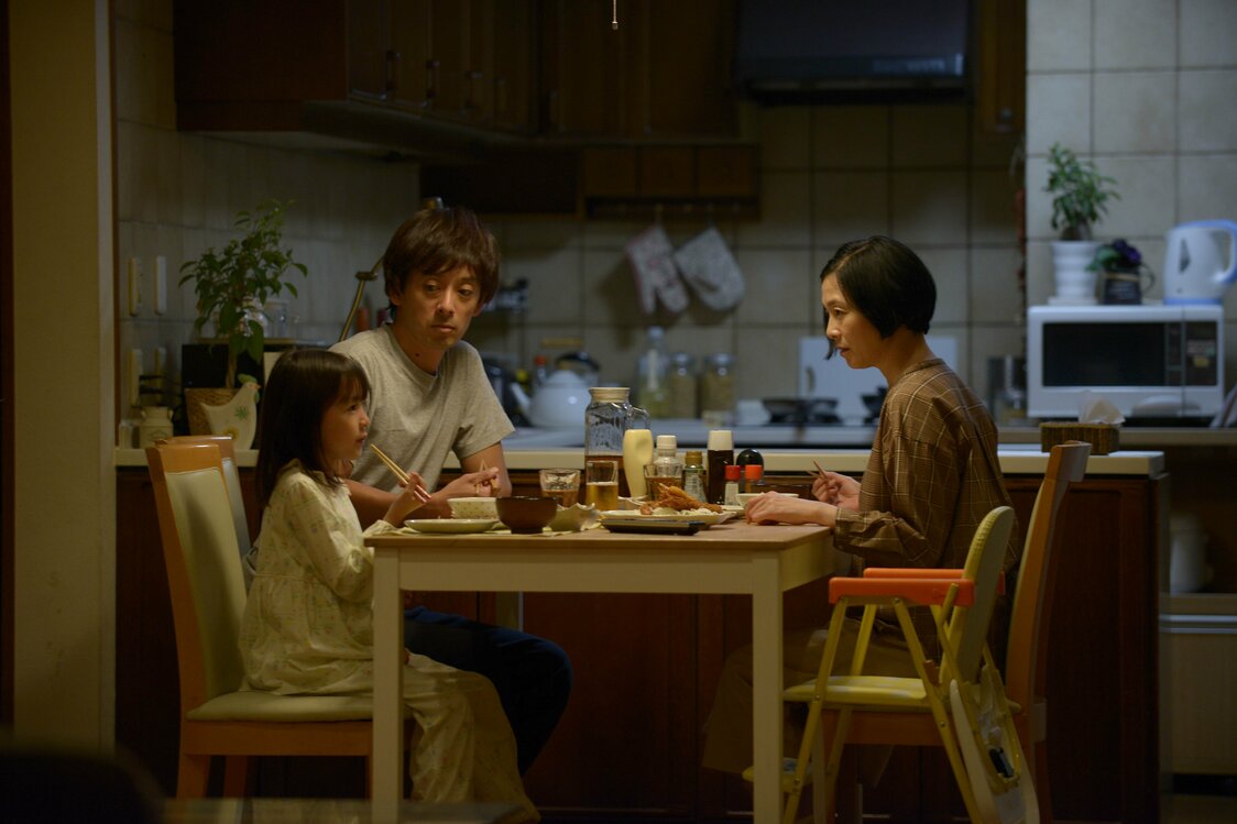 坂井真紀（右）と滝藤賢一がサヤカの両親を演じる　©2019映画「駅までの道をおしえて」production committee