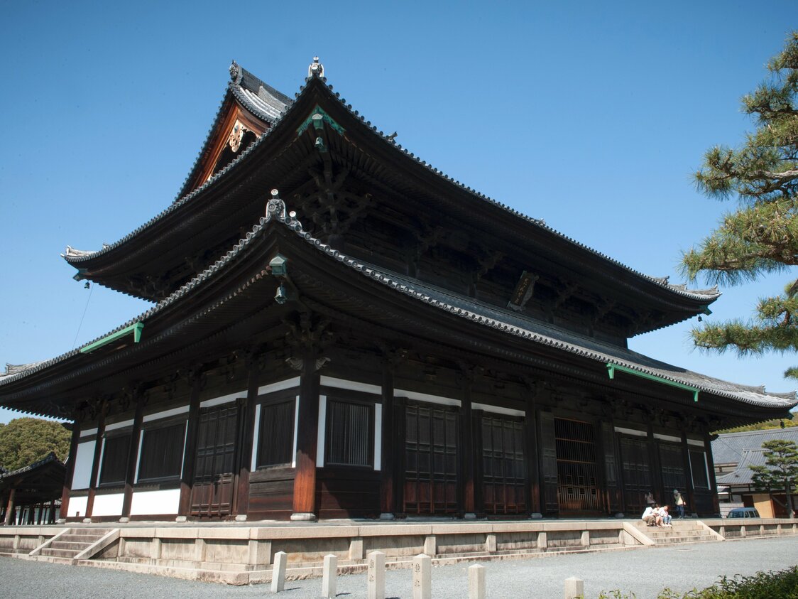 东福寺正殿是昭和年代最大的木制建筑，正面宽约41.4米。左侧为通天桥入口