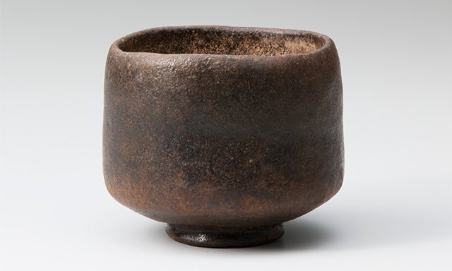 初代　長次郎　黒樂茶碗　銘　禿（かぶろ）　桃山時代（16世紀）　表千家不審菴蔵　利休が特に好んで手元に置いていた茶碗。表千家では利休の年忌にのみ使用する習わしとなっている