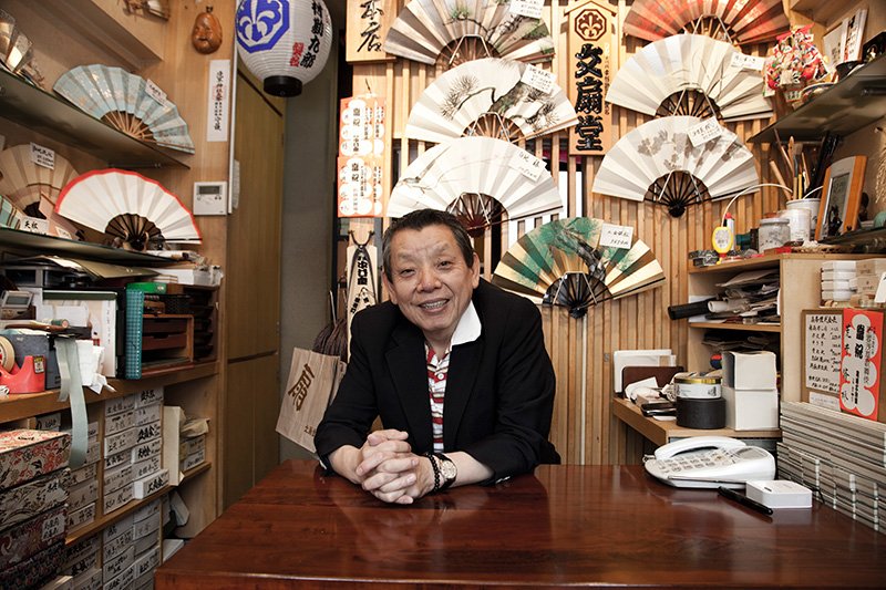 The fourth-generation owner of Arai Bunsendō, Arai Osamu, who is dedicated to creating unique fan designs.