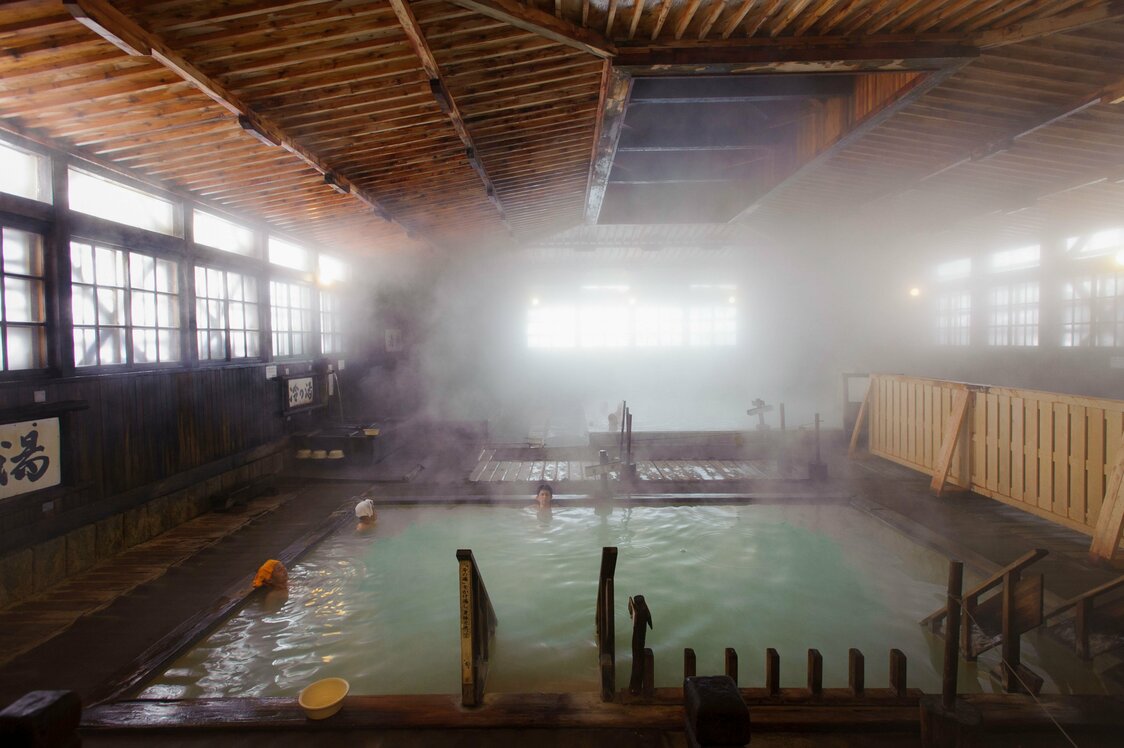 長期滞在する湯治客も多い酸ヶ湯温泉の千人風呂　写真提供：青森県観光連盟