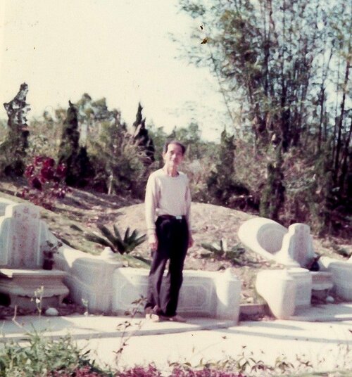 葉陶氏の墓の前に立つ楊逵氏、1973年3月(筆者撮影)