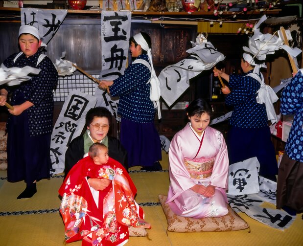 Young boys congratulate the bride and her mother-in-law. (© Haga Library)