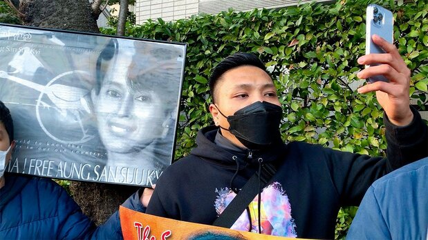 ミャンマー大使館前で行われた抗議デモにて携帯電話で中継しながら声を張り上げるピエリアンアウンさん(2022年2月、東京)撮影:筆者