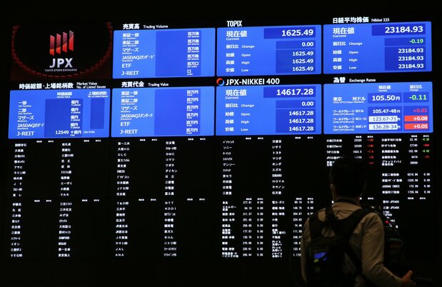 Display boards during halt of trading at Tokyo Stock Exchange on October 1, 2020. (© Jiji)