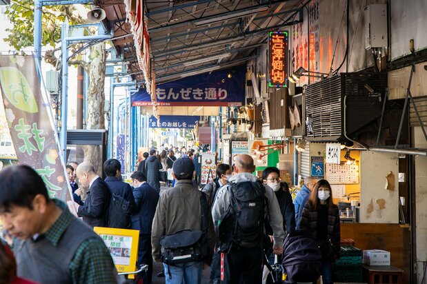 筑地场外市场新大桥街一带门迹街的热闹景象。直到大正年间，该地区散布着50多座分寺