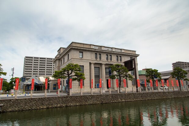 カラコロ工房は、旧日本銀行松江支店の建物を再利用した工芸館。松江の和菓子やアクセサリーづくりなどを職人たちが指導してくれる