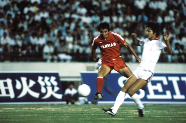 Le joueur Kamamoto Kunishige des Yanmar lors d'un match commémoratif pour son départ à la retraite, le 25 août 1984 au Stade national de Tokyo. (Jiji)