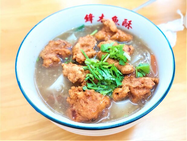器は「鋒木魚酥」と字のはいった磁器のオリジナル。宜蘭では、老舗の小吃店の多くで磁器のうつわが使われるのをよく見かける