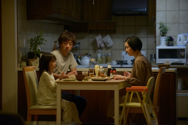 坂井真紀(右)と滝藤賢一がサヤカの両親を演じる ©2019映画「駅までの道をおしえて」production committee