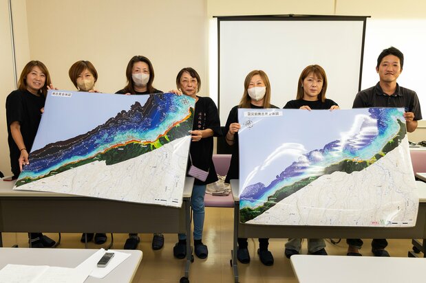 輪島の海女漁保存振興会のメンバーと南志見地区の江尻一希さん(右端)