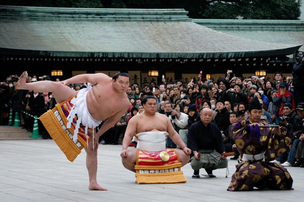 Mongolia-born yokozuna Hakuhō performing the ring-entering ritual at Meiji Shrine in Tokyo on January 7, 2008. (© Reuters)