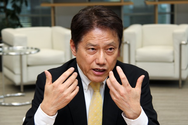 El profesor Hosokawa durante su entrevista. (Imagen de la redacción de nippon.com)