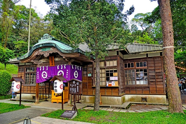 桃園神社の社務所。新たに「桃園神社」の扁額なども設置され、さらに神社らしくなった