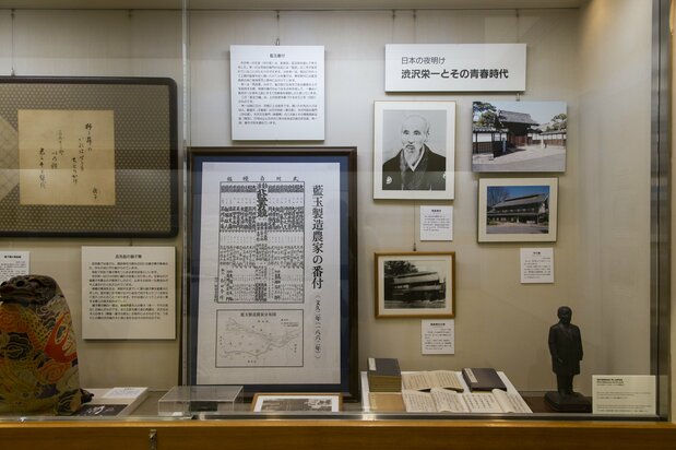 中央左下が「武州自慢鑑　藍玉力競」。中央右の写真が、渋沢に論語を教えた尾高惇忠