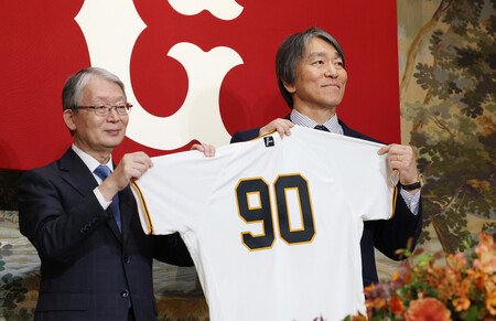 New Yomiuri Giants manager Hideki Matsui (right) holds a No. 90 jersey with Toshikazu Yamaguchi, owner of the Japanese professional baseball team, at a press conference in Tokyo on Friday.