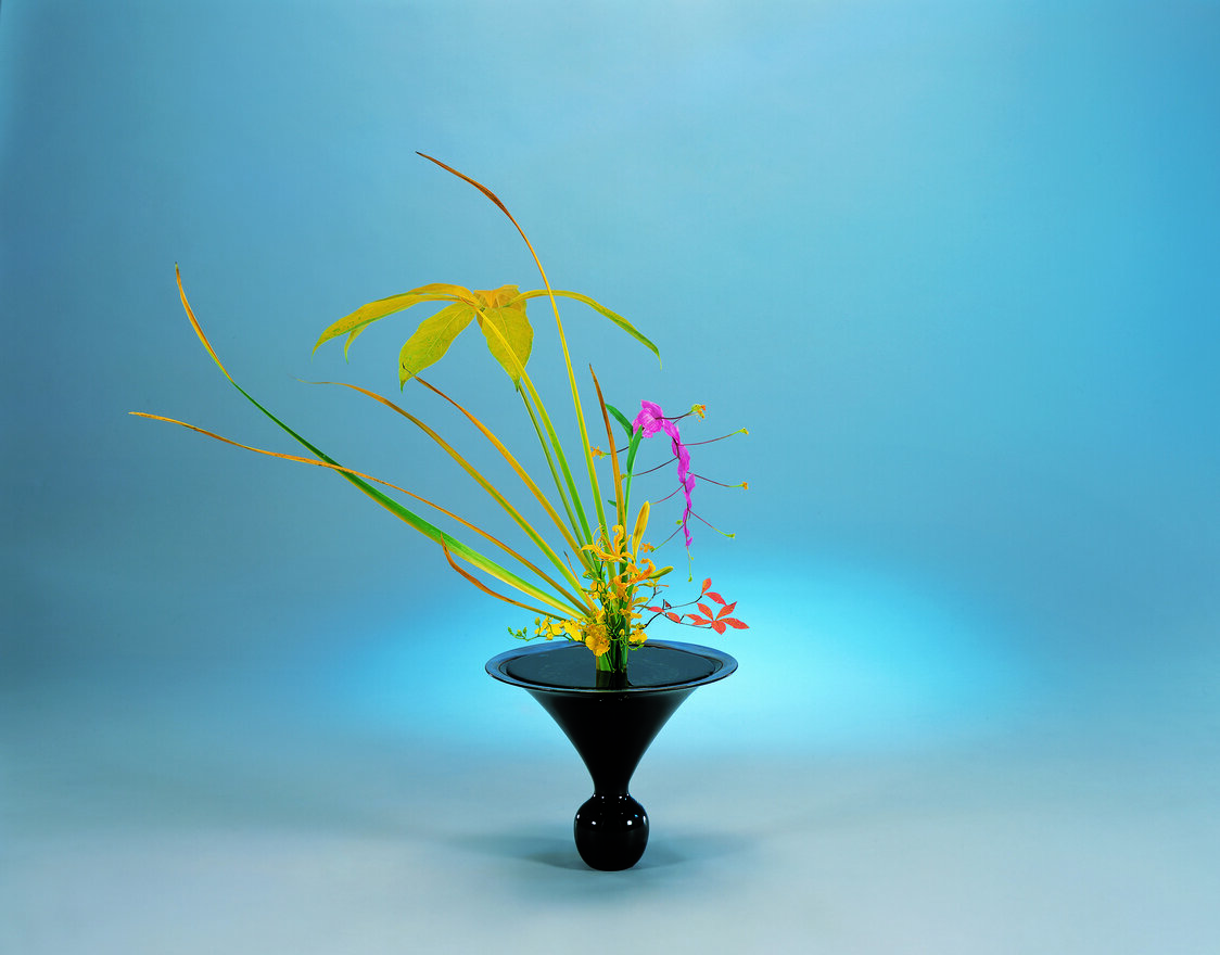 第45世華道家元池坊專永的作品，立花新風體。花材：東方鳶尾、花燭、舞花薑、娜麗花、 日本吊鐘花、文心蘭（池坊華道會）