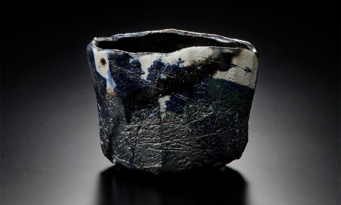 十五代　吉左衞門　焼貫黒樂茶碗　平成24年（2012） 東京国立近代美術館蔵　樂家の伝統を継承しつつ、現代陶芸作家として海外でも注目されている当代の作品